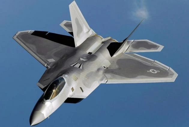 F-22: Γιατί το F-35 δεν «πιάνει μια» απέναντι του σε μια αερομαχία (βίντεο)